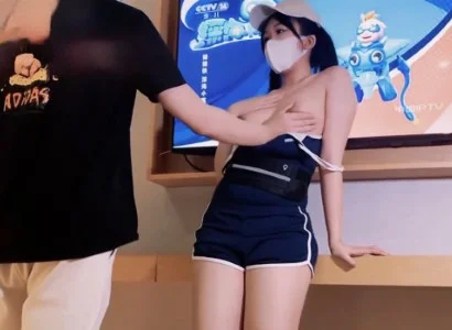 Em bán TV xinh đẹp cùng khách hàng may mắn