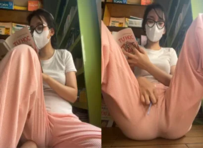 Bé vừa đọc sách vừa nhét sextoy vào lồn rên khe khẽ