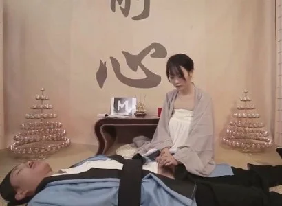 Nữ tu trẻ ở bên vị đạo sĩ bị thương