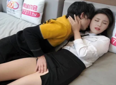 Cô gái văn phòng xinh bí mật phang với sếp vì tiền