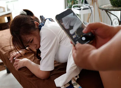 Trong lúc triệt lông bạo hành tình dục với em