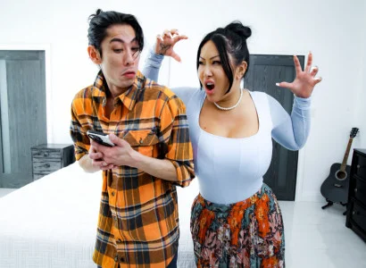 Anh con trai làm mẹ kế xăm trổ hàng múp lên đỉnh