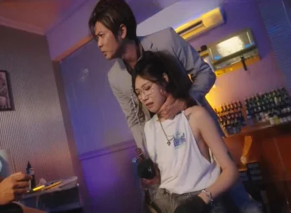 Cô gái chủ tiệm bị cưỡng hiếp tập thể bởi nhiều người